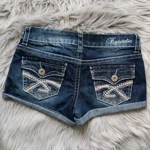 Hydraulic embroidered jean shorts Size: 3/4